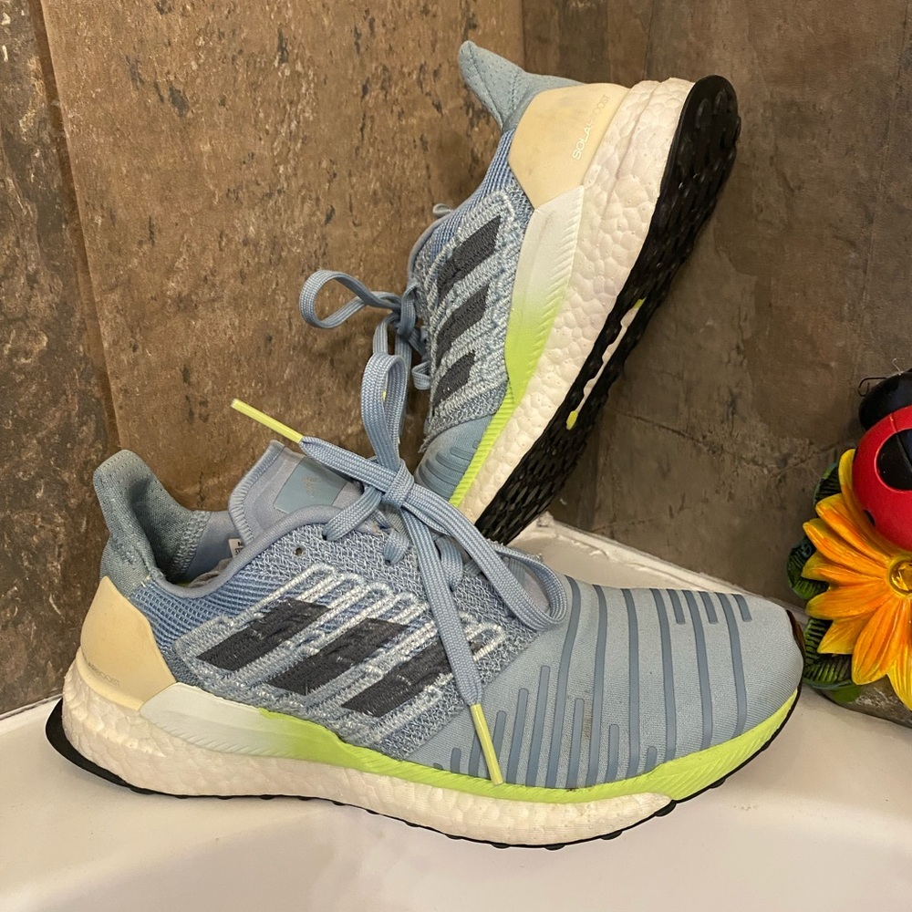 adidas Women’s Sky Blue Athletic Sneakers with Neon Yellow Trim size 7.5 W, 5 M,